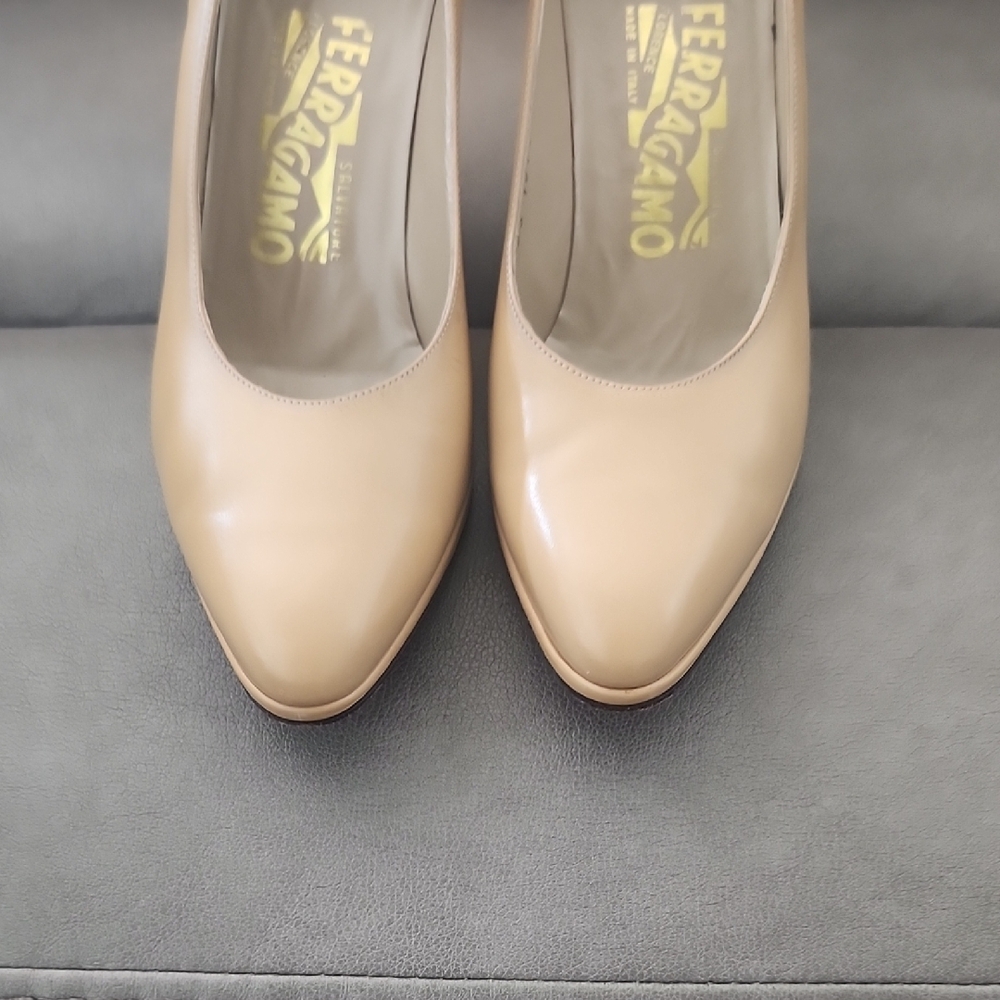 Salvatore Ferragamo Beige Leather Pointed-Toe Pumps - Picture 3 of 11